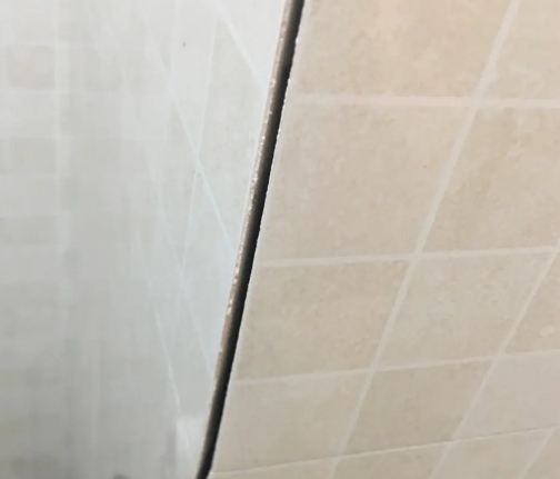黑河瓷砖空鼓维修公司分享阳台瓷砖脱落的修复过程可以分为以下几个步骤