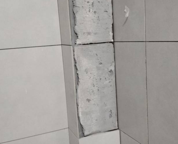 黑河瓷砖空鼓维修公司分享下瓷砖施工前基层浇水润湿程度不足，可能导致以下问题