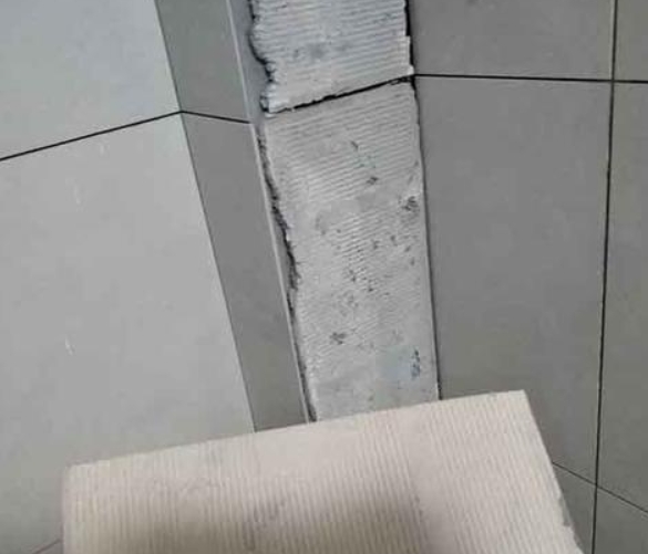 黑河瓷砖空鼓维修公司分享下厨房瓷砖脱落的补救措施。